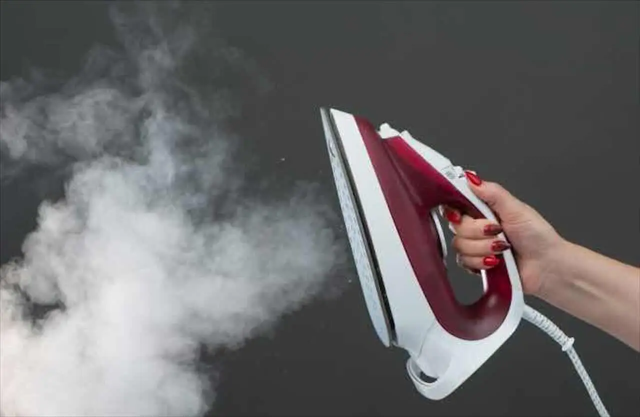 ¿Manchas de vapor en tu ropa o muebles? No intentes esto hasta ver este truco para quitarlas