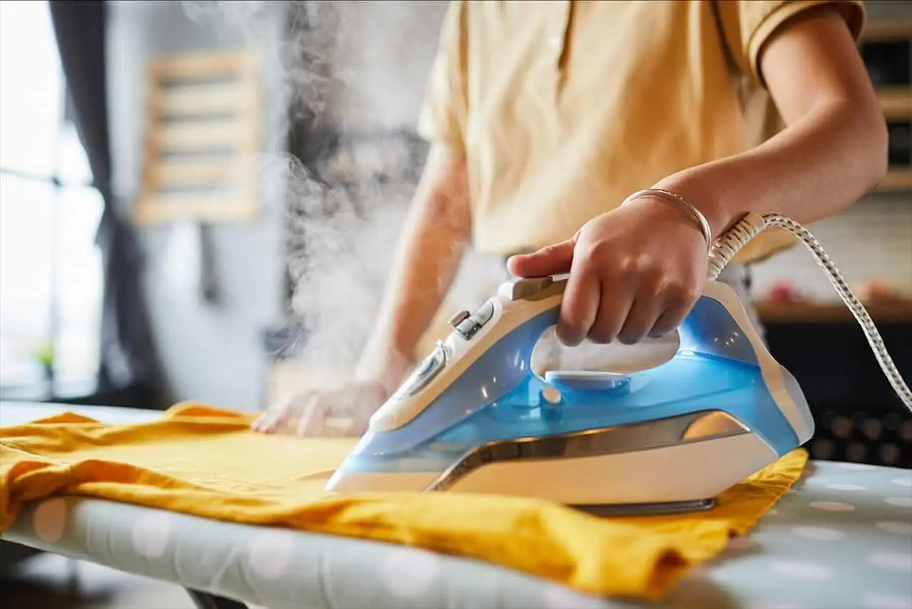 ¿Odias las marcas y brillos que deja la plancha? Este truco sencillo las elimina para siempre