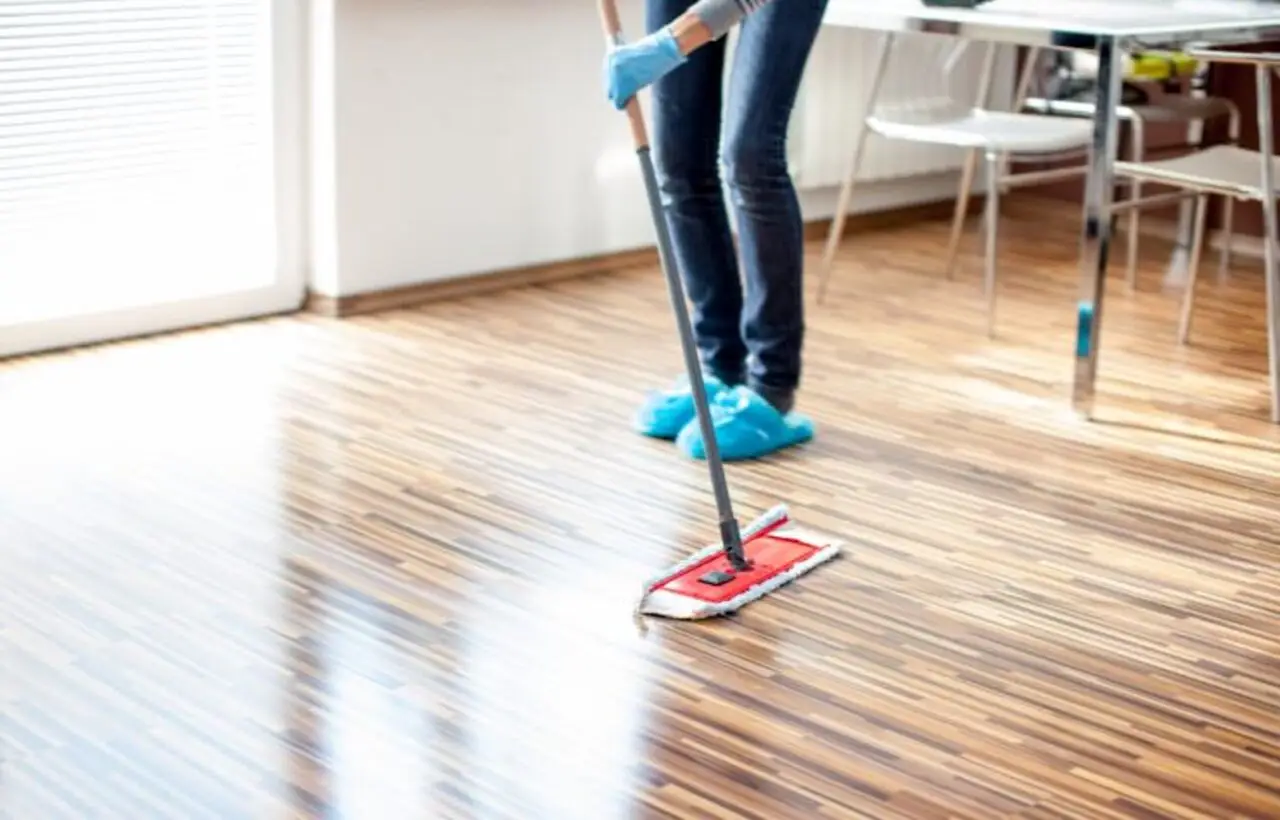 No uses cera: este truco casero hará que el suelo de tu casa brille como un espejo