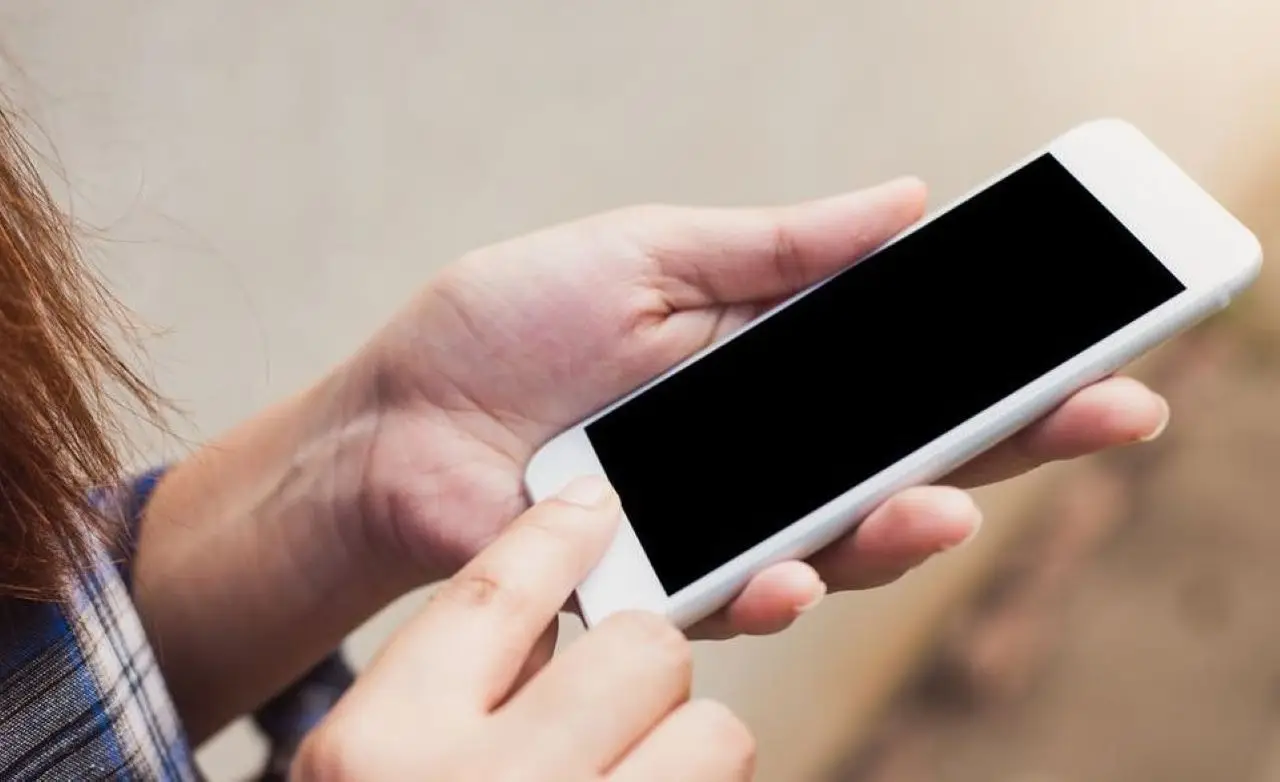 ¿Pueden hackear tu teléfono solo con visitar una web? la verdad que no quieren que sepas