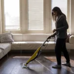 ¿Estás pagando de más o de menos a la limpiadora? Este es el precio justo por hora en 2025