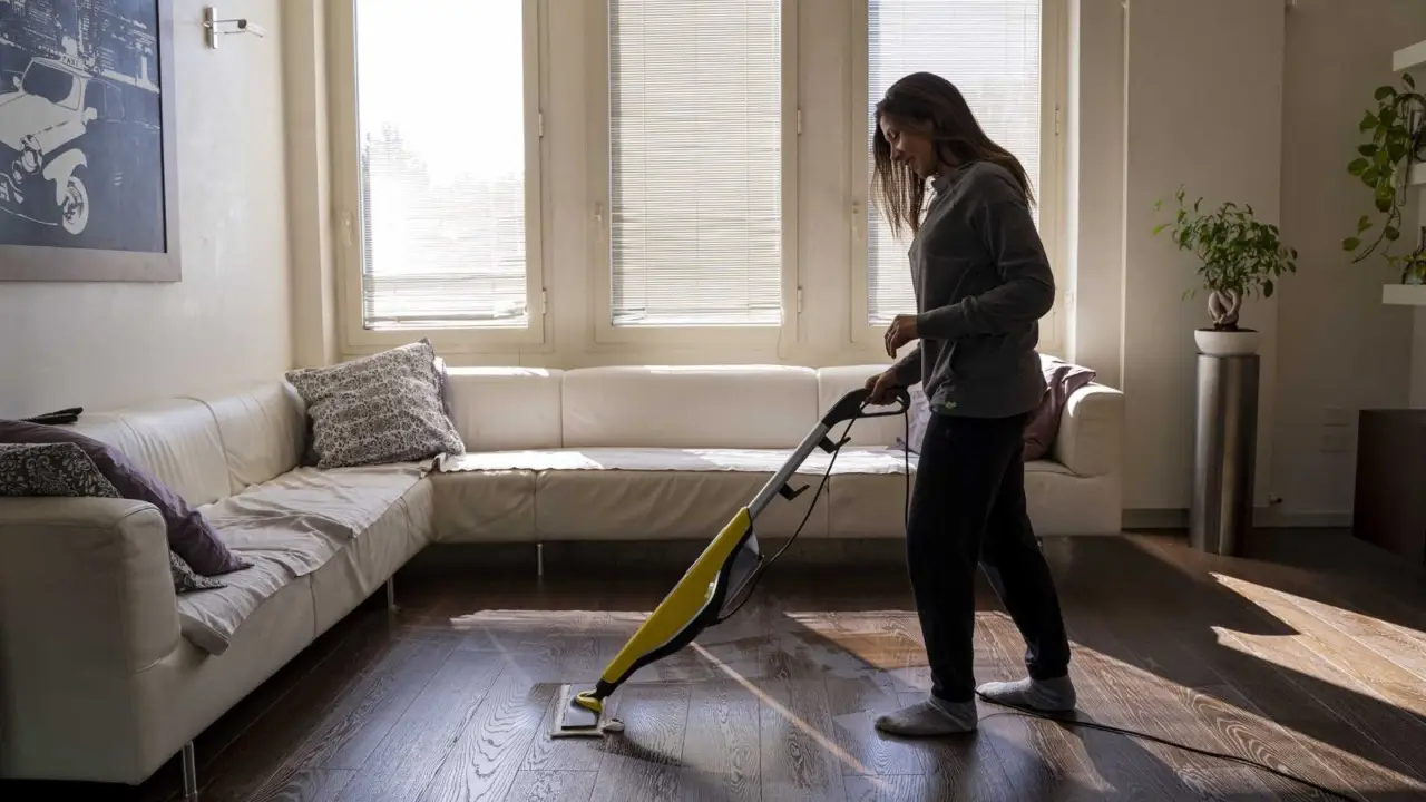 ¿Estás pagando de más o de menos a la limpiadora? Este es el precio justo por hora en 2025